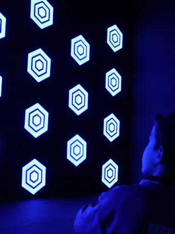 Un niño frente a los paneles hexagonales azules