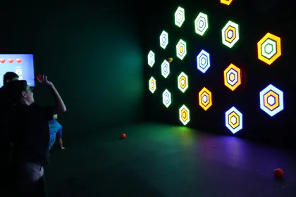 Un jugador frente a la pared de hexágonos