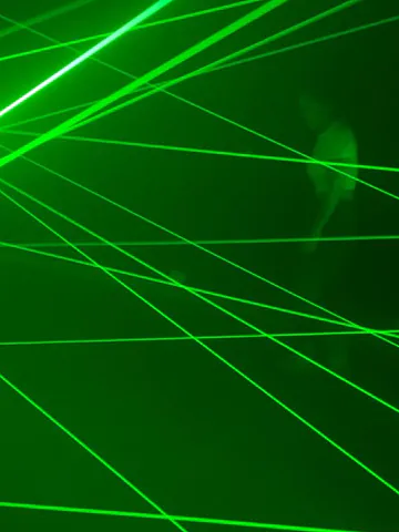 Láseres verdes cruzando la sala