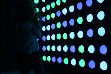 Un jugador frente a una pared de botones azules
