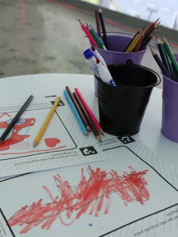 Hoja coloreada y lápices sobre la mesa