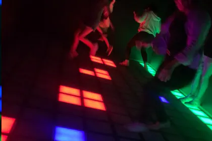 Jugadores saltando entre baldosas rojas y verdes