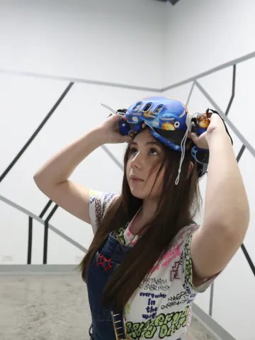 Una joven se coloca el visor de realidad virtual