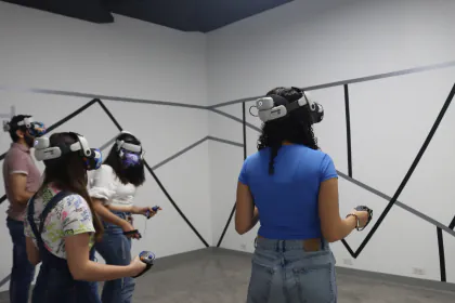 Jugadores con visores y controles